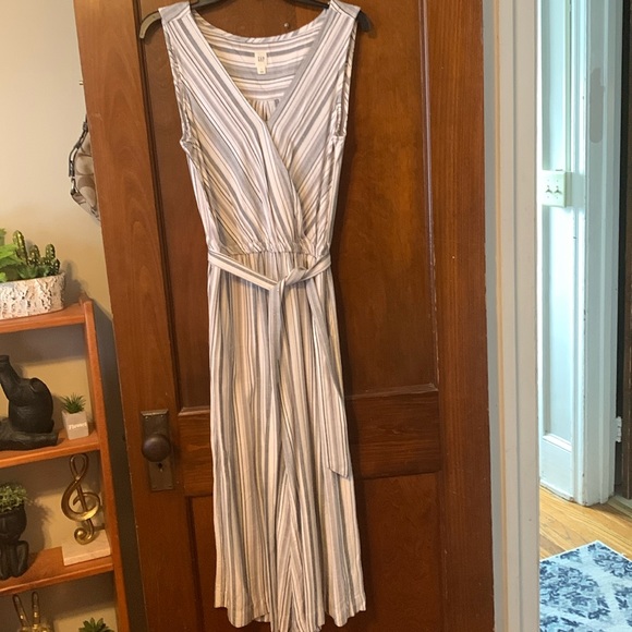 Gray and white striped gap sleeveless jumpsuit with tie belt and wide legs 😍😍 - Picture 1 of 14